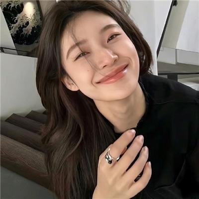 穿黑衣的女孩